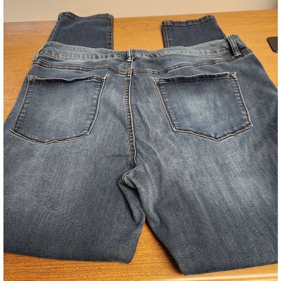 Refuge 16 smil jeans. Measures approx 36 waist 28 inseam and 10 rise - Picture 6 of 7